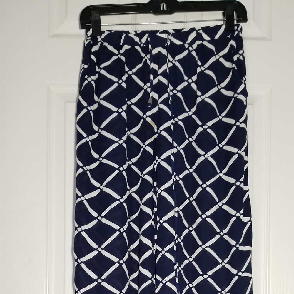 Patterned Navy blue and white pants